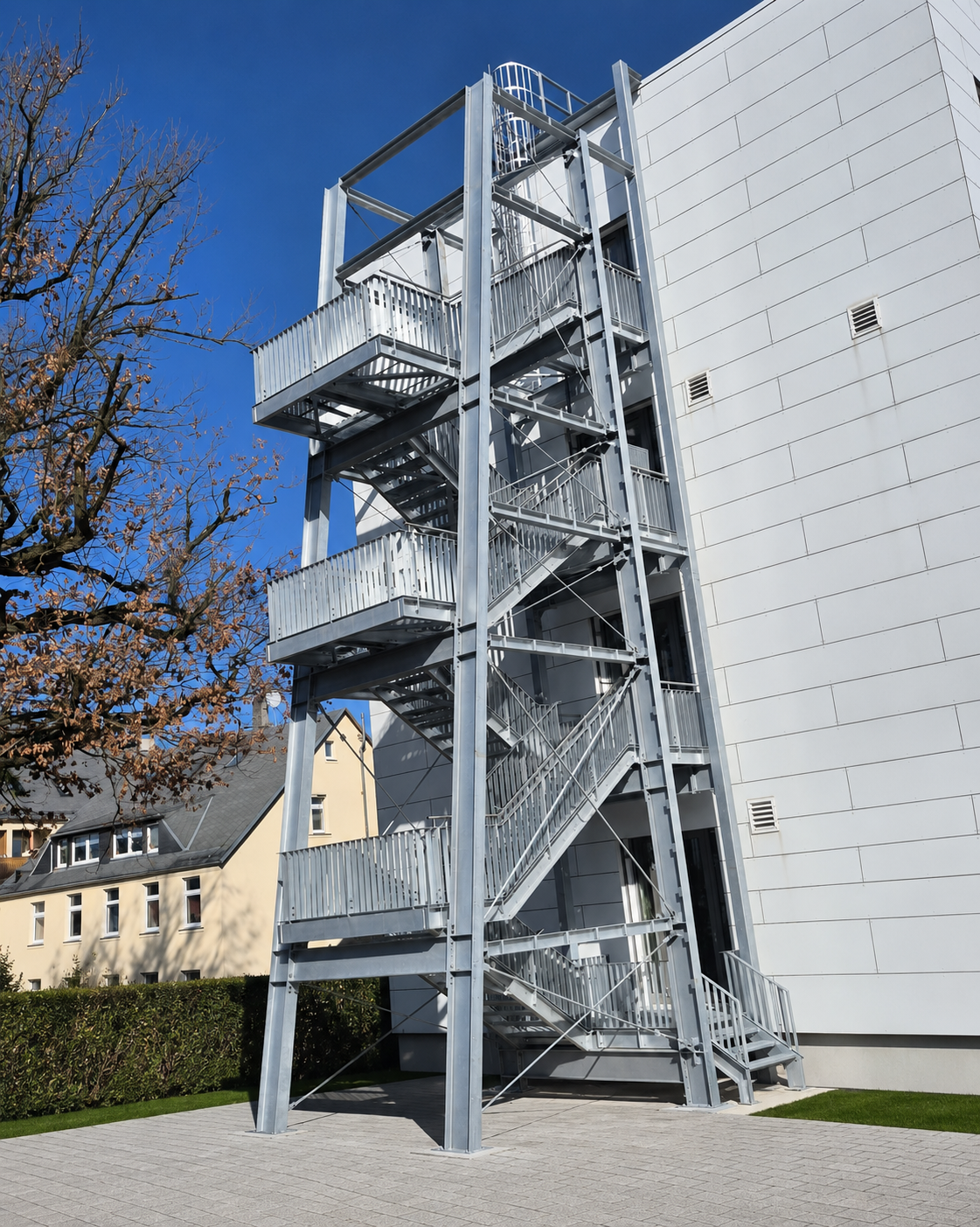Stalen trapconstructie met platforms